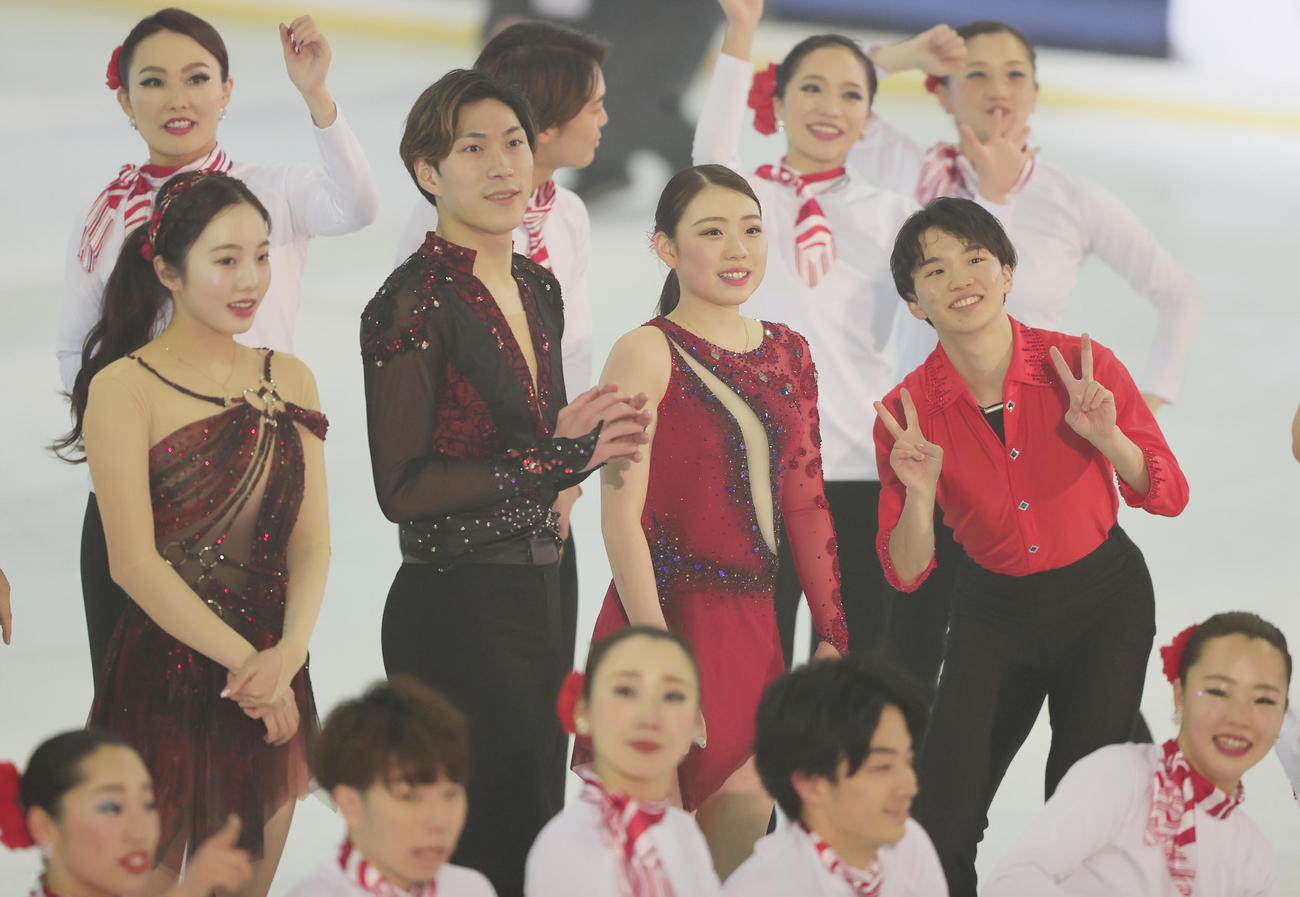 演技を終えファンの写真撮影に応じる中列左から本田真凜、田中、紀平、友野ら（撮影・野上伸悟）