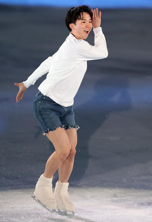 演技を披露する友野（撮影・野上伸悟）