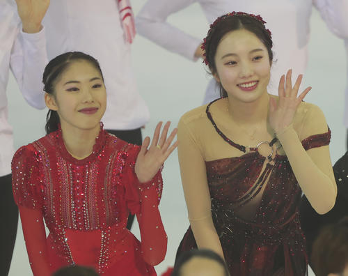 演技を終えファンの写真撮影に応じる住吉りをん（左）と本田真凜（撮影・野上伸悟）