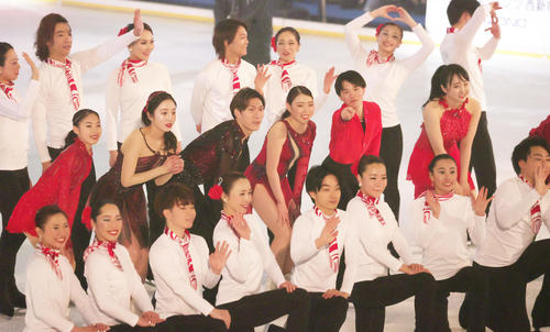 演技を終えファンにあいさつする中烈左から住吉、本田真凜、田中、紀平、友野、本田望結、中田ら（撮影・野上伸悟）