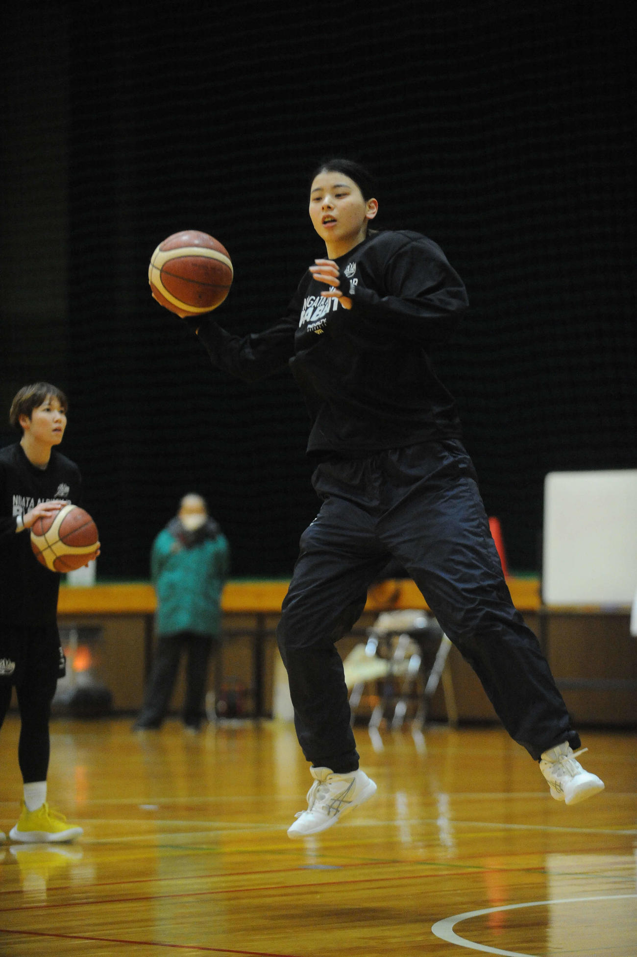 リバウンドの練習をする矢野（2022年1月5日撮影）