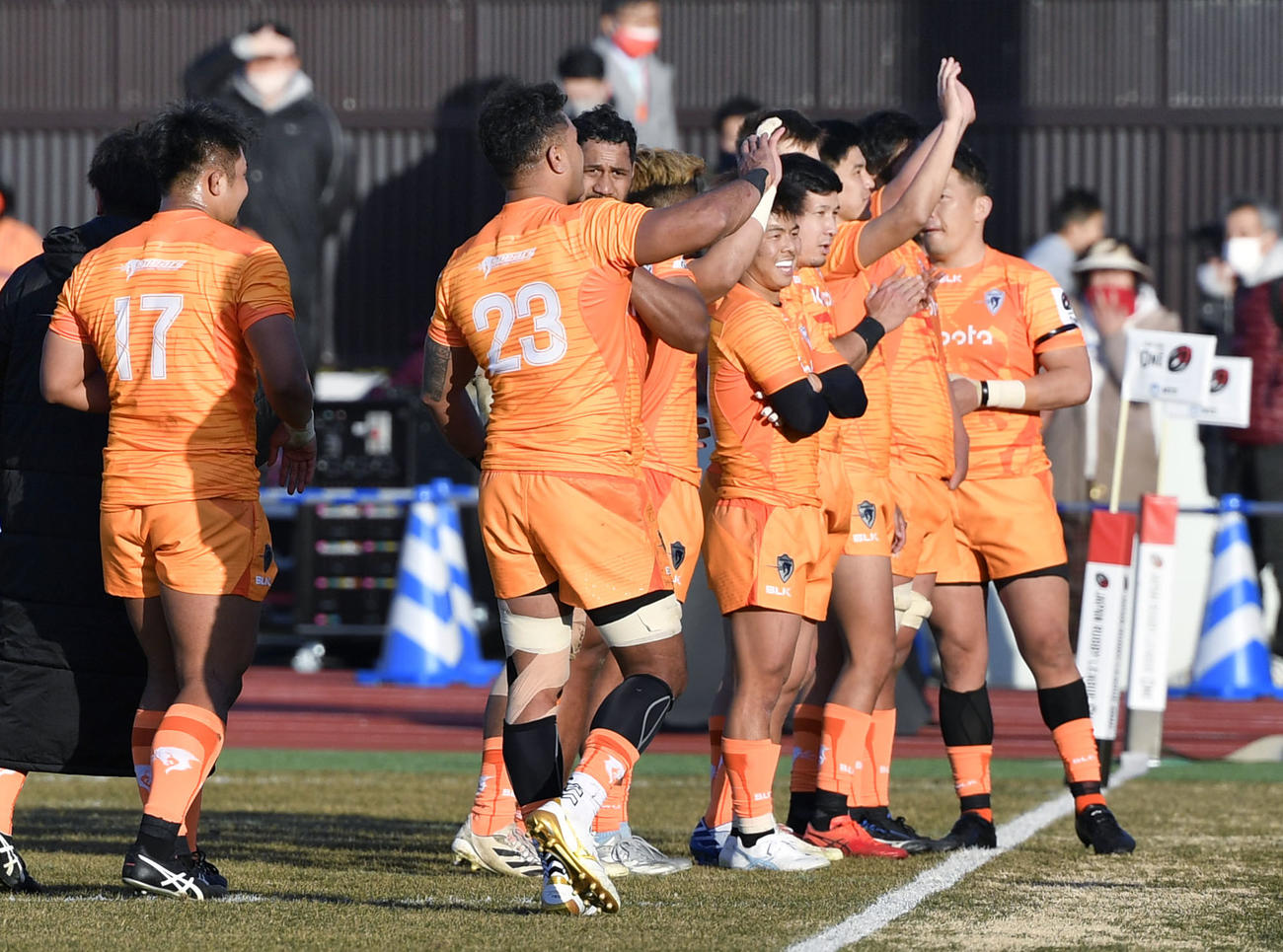 トヨタに勝利しスタンドに向かって手を振る東京ベイフィフティーン（共同）