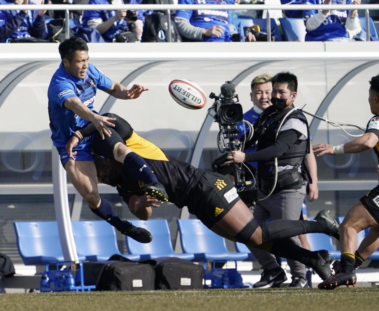 埼玉―東京SG　後半、タックルを受けながらパスを出す埼玉・山沢（共同）