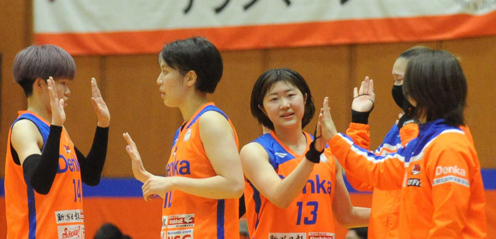 試合終了後、タッチをして勝利を喜ぶ新潟のメンバー
