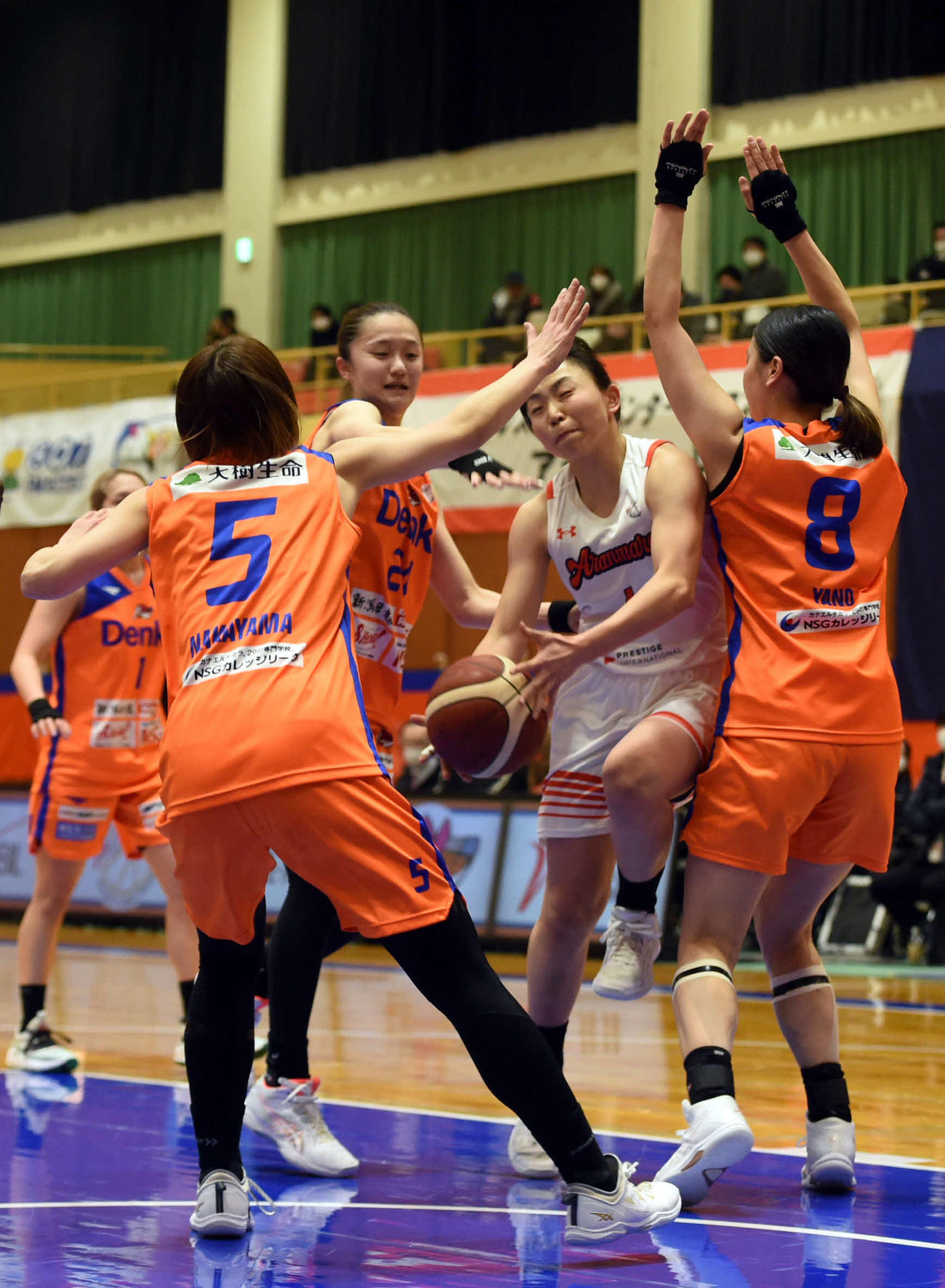 第1Q、相手ディフェンスに突破を阻まれる久岡（右から2人目）