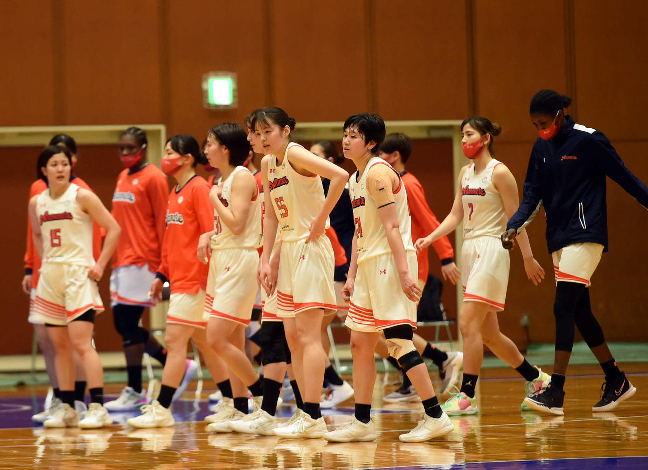 新潟に敗れ、整列するアランマーレ秋田の選手たち