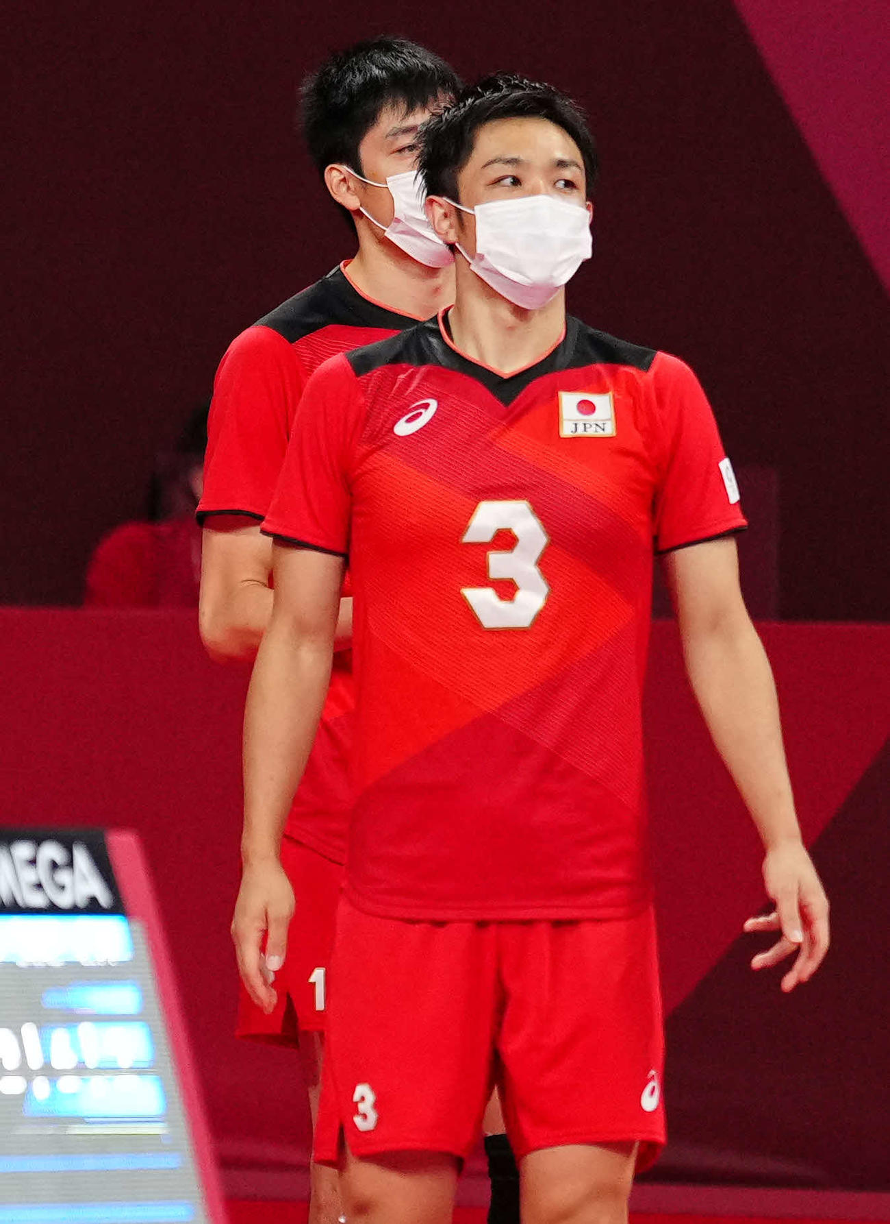 東京五輪バレーボール男子準々決勝、ブラジル戦でベンチから戦況を見つめる日本代表の藤井直伸（21年8月3日撮影）