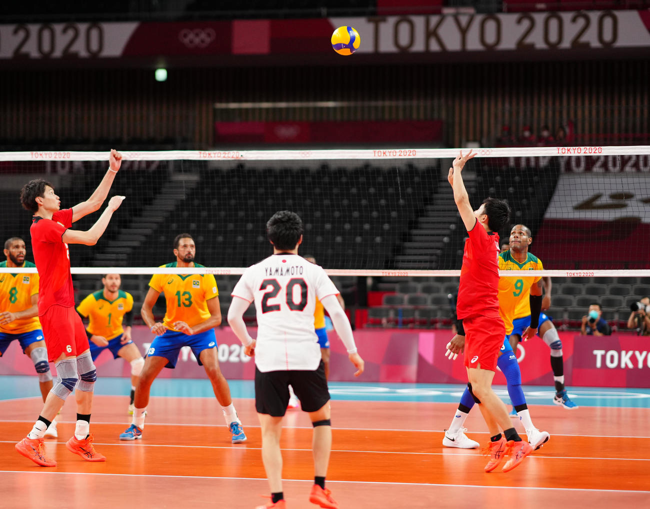 東京五輪男子バレーボール準々決勝　日本対ブラジル　トスを上げる藤井直伸（右）（21年8月3日撮影）