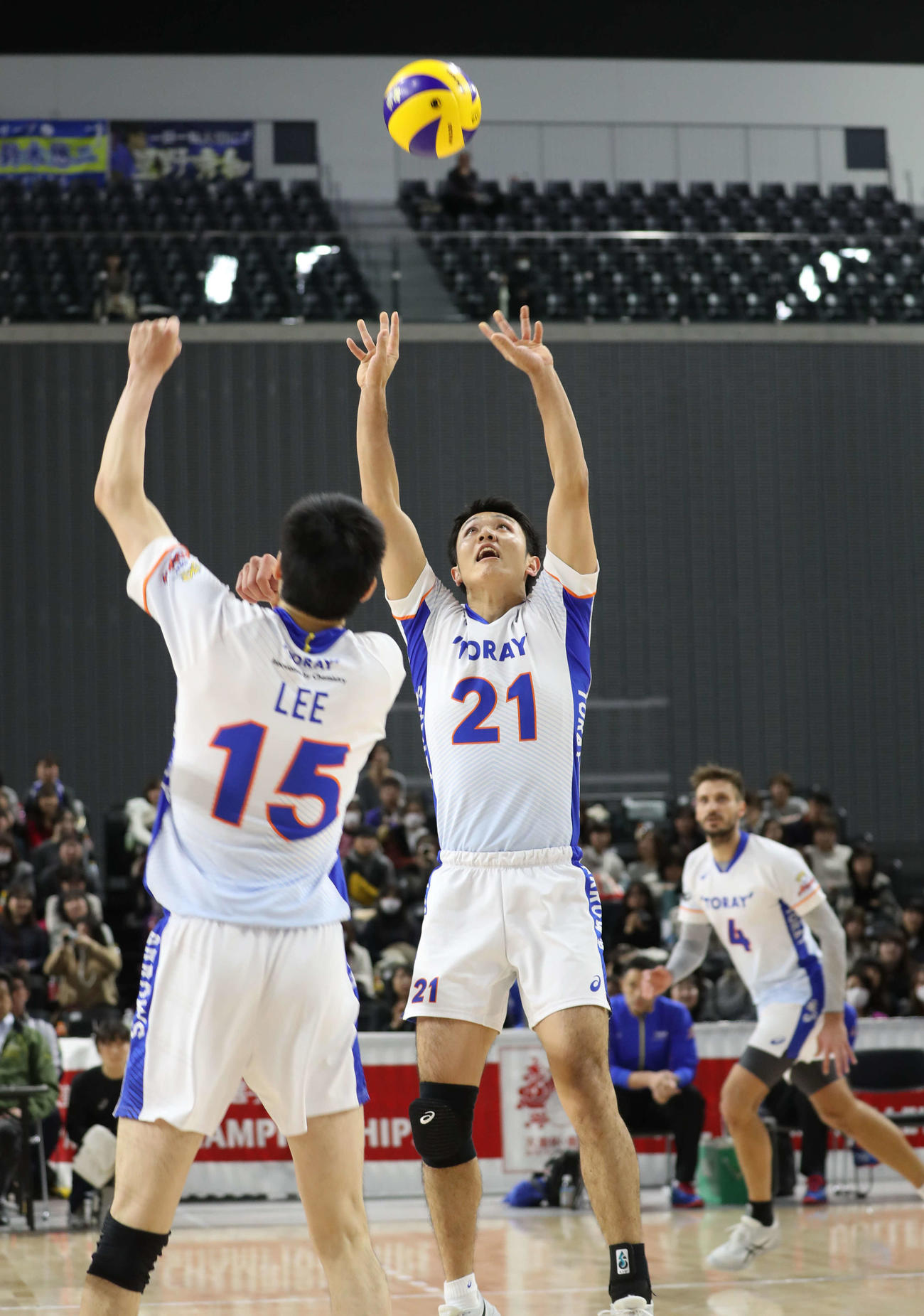 東レ対ジェイテクト　トスを上げる東レ・セッター藤井（中央）＝2018年12月16日