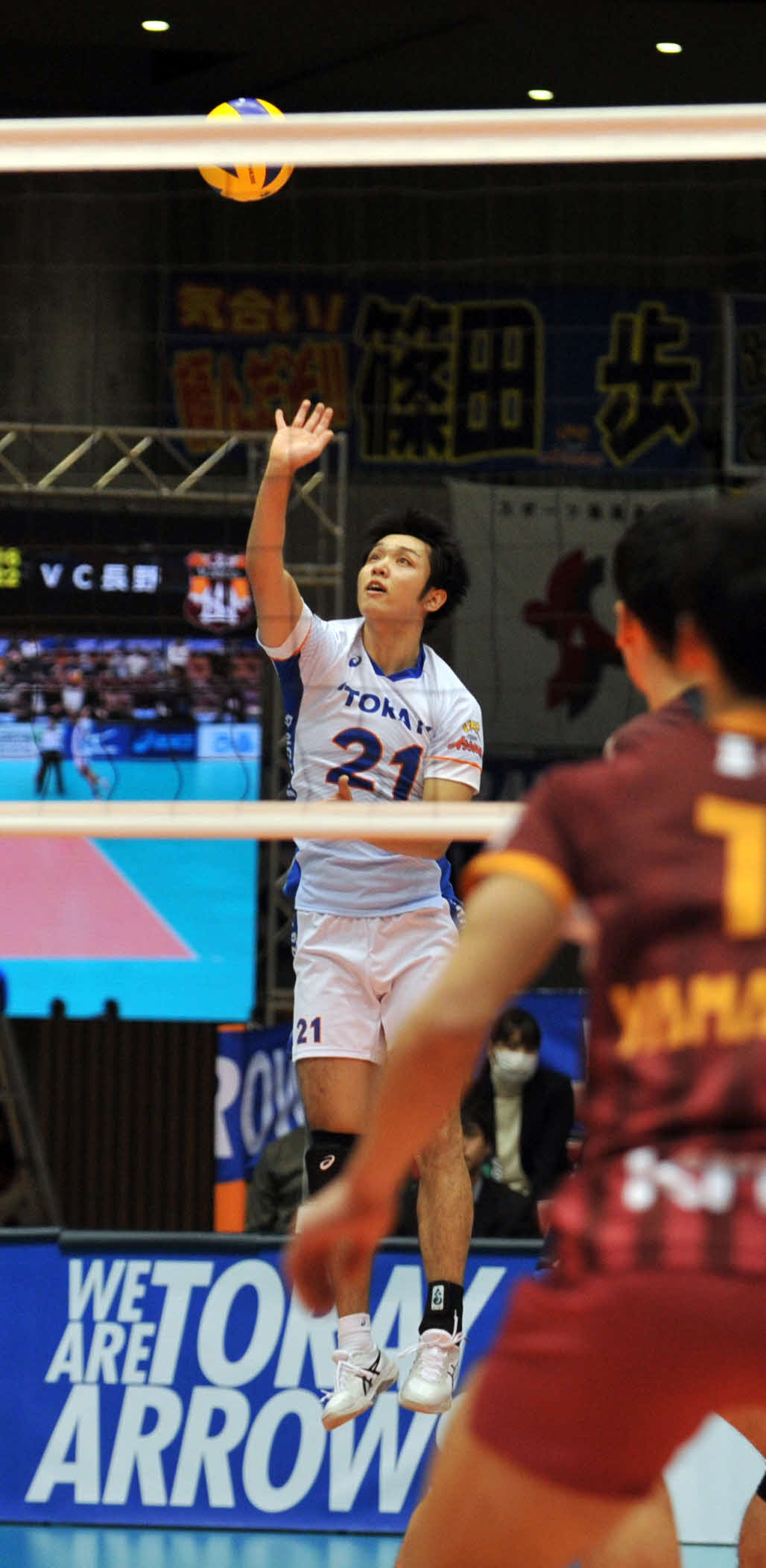 フローターサーブを放つ東レの藤井（左）＝2019年1月20日