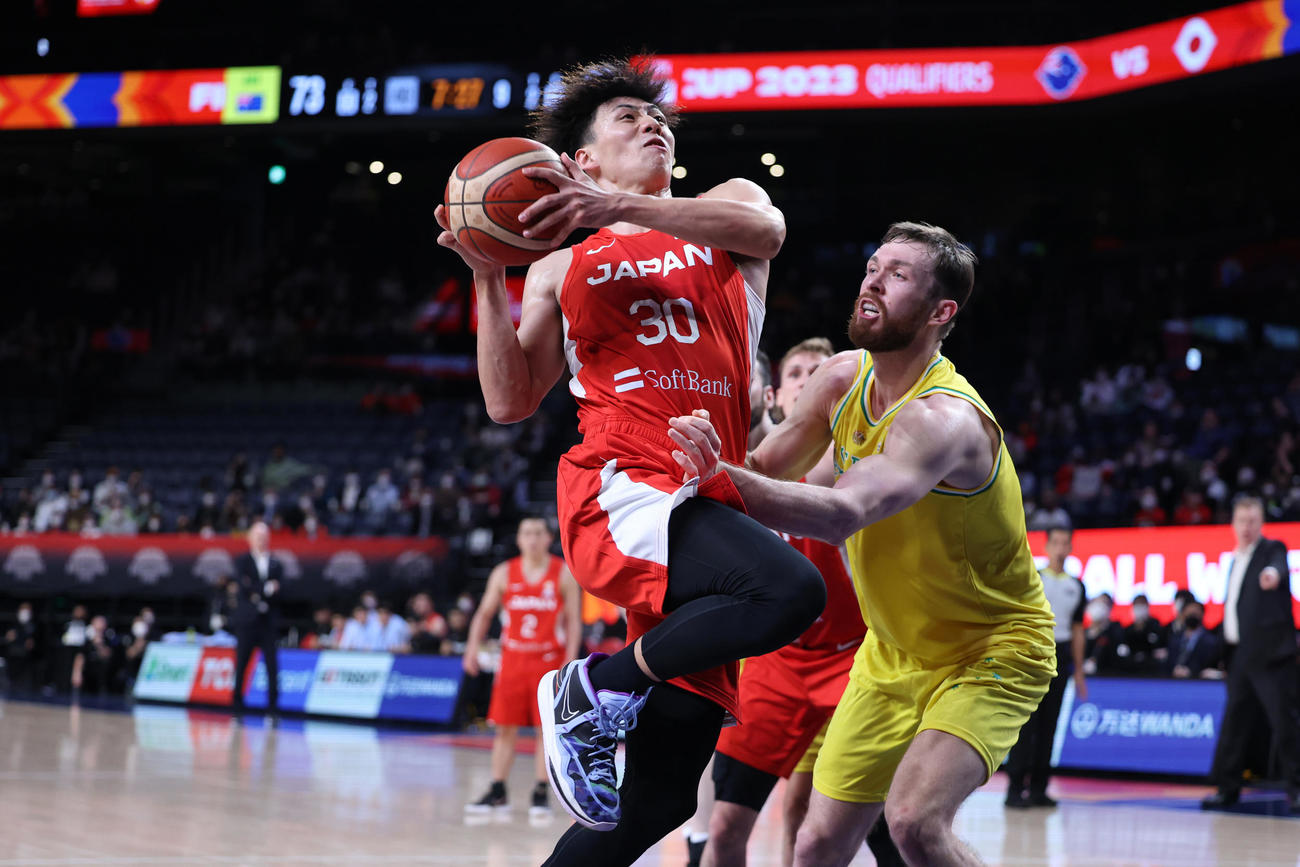 日本対オーストラリア　第4クォーター、ドライブで仕掛けてファウルを誘う今村佳太（代表撮影）