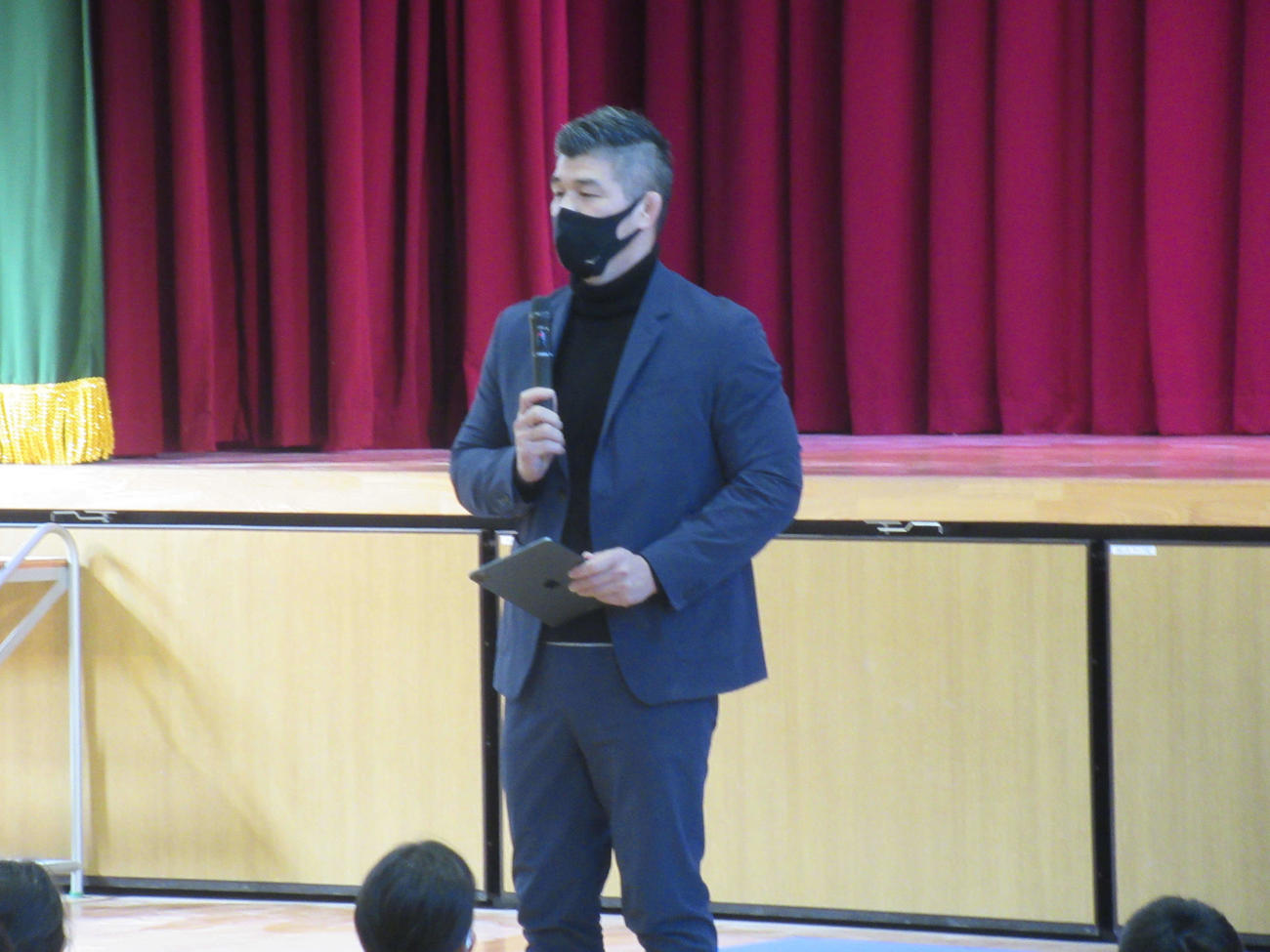 講演を行う井上康生氏（撮影・益田一弘）