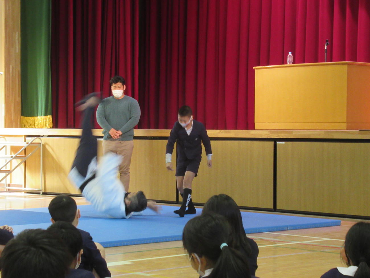 講演会のデモンストレーションで小学生に投げられて受け身をとる井上康生氏（撮影・益田一弘）