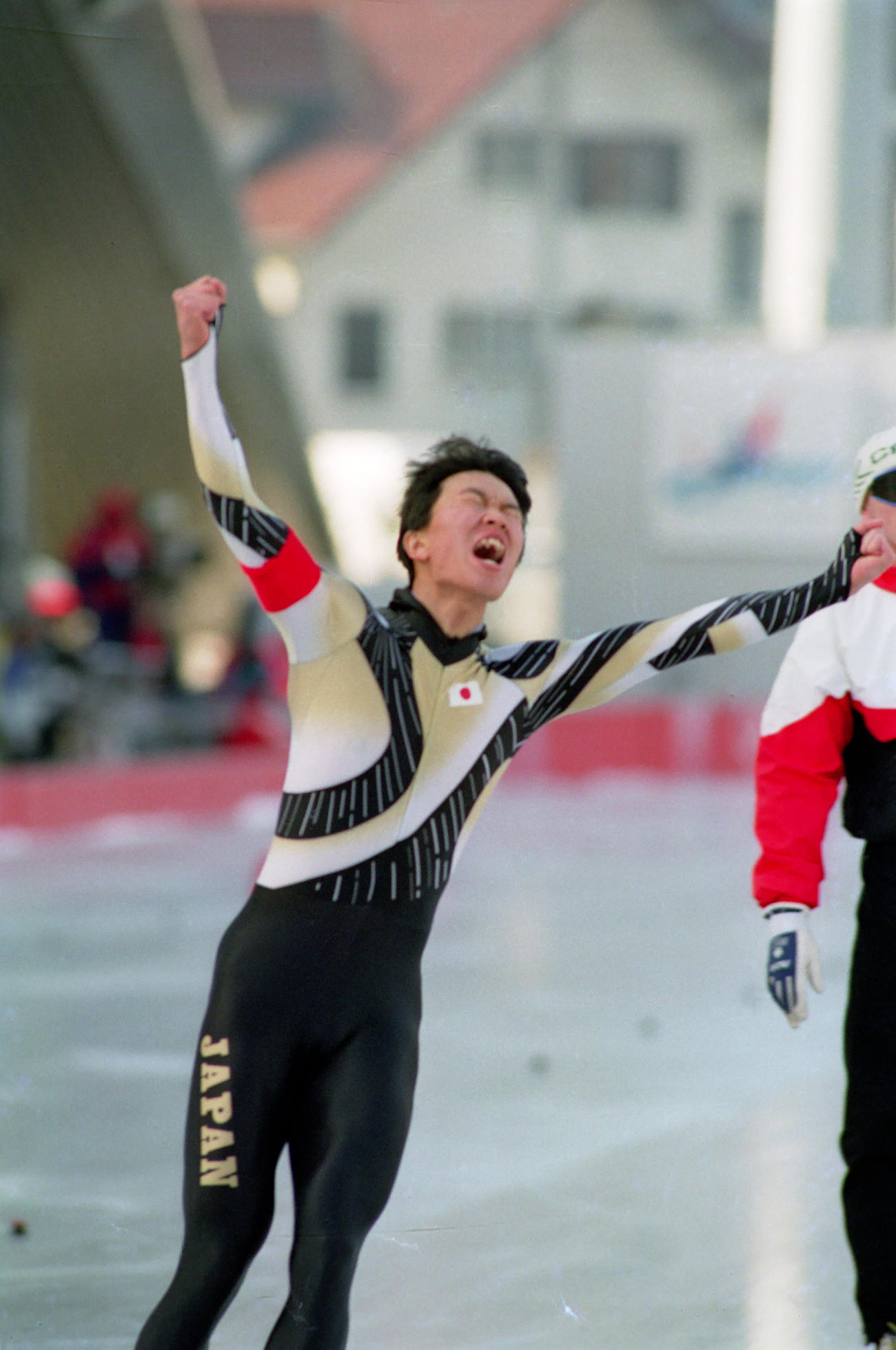 アルベールビル五輪スピードスケート男子1000メートル　銅メダルを獲得し、ゴール後にガッツポーズをする宮部（1992年2月18日撮影）