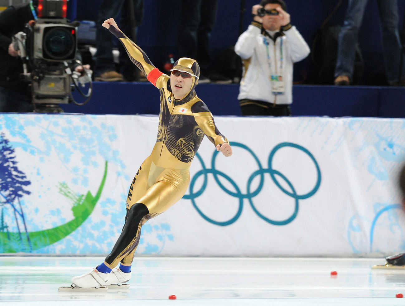 バンクーバー五輪スピードスケート男子500メートル　銀メダルを獲得しガッツポーズを見せる長島圭一郎（2010年2月15日撮影）