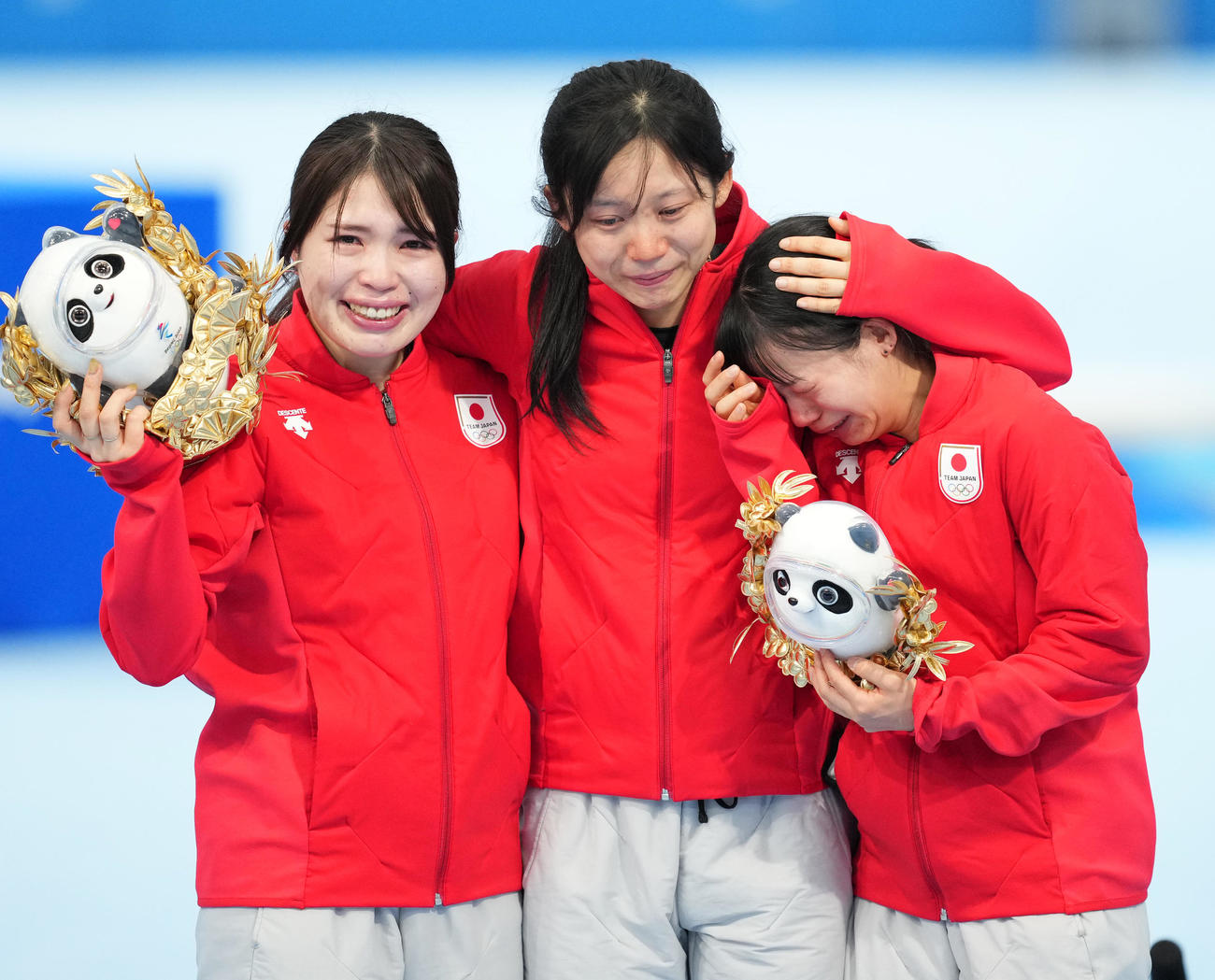 スピードスケート女子団体追い抜きで銀メダルに終わり涙を流す、左から佐藤、高木美、高木菜（22年2月15日、撮影・菅敏）