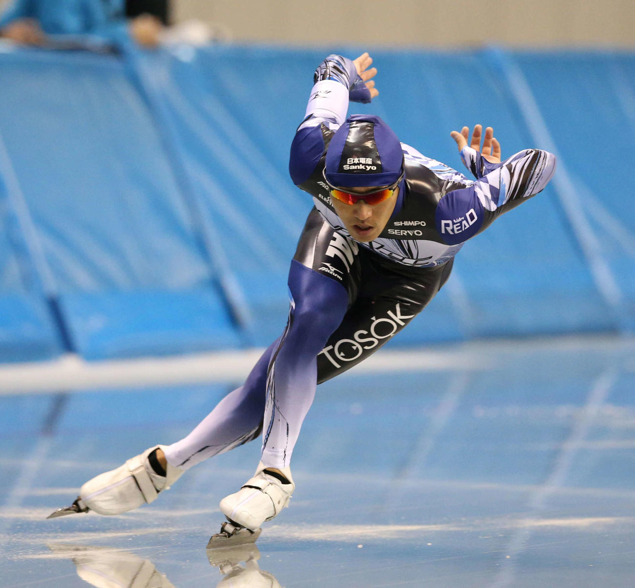 13年10月、全日本スピードスケート距離別選手権の男子500メートル1回目で力走する長島
