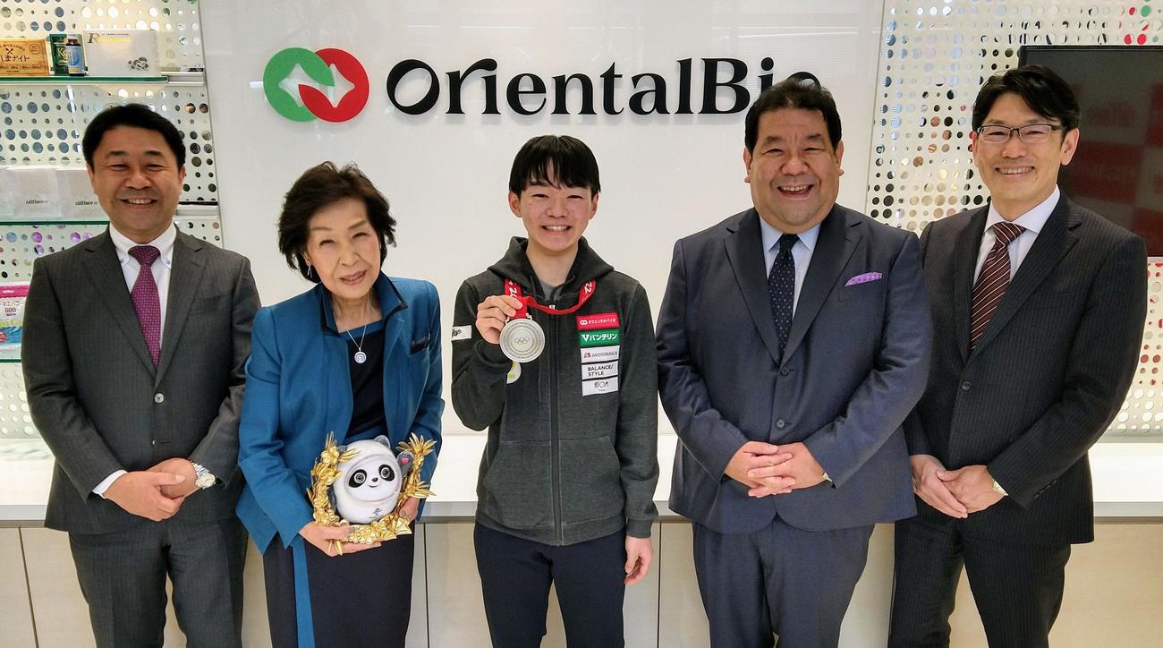北京五輪で銀メダル（団体戦は暫定の銅メダル）を獲得し、所属のオリエンタルバイオ本社を訪れた鍵山優真（中央）。左から同社の渡辺和孝社長、渡辺文子相談役、渡辺和晃会長、清水厚志副社長（撮影・木下淳）
