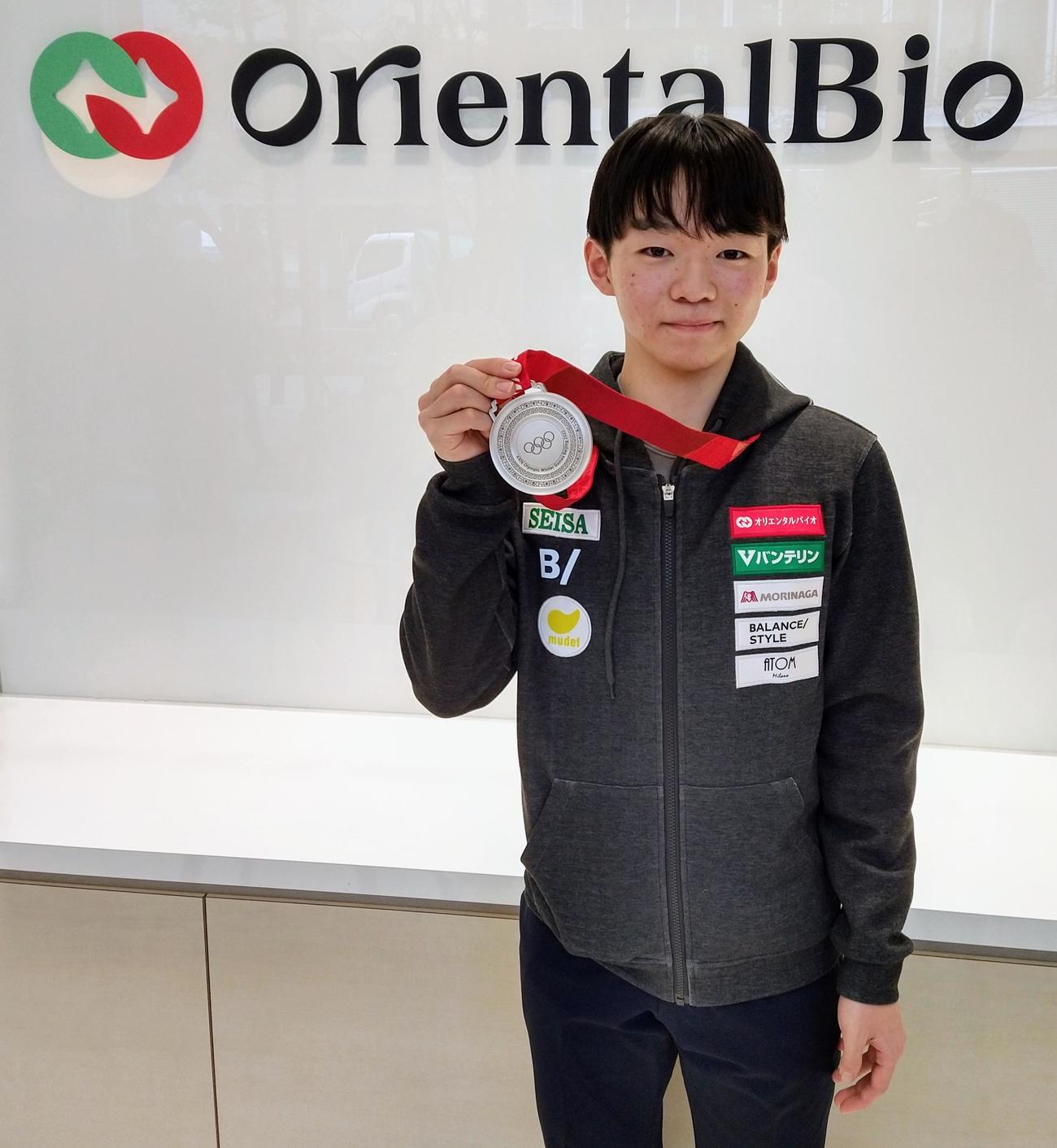 北京五輪フィギュアスケート男子の個人戦で銀メダルを獲得し、所属のオリエンタルバイオ本社を訪れた鍵山優真（撮影・木下淳）