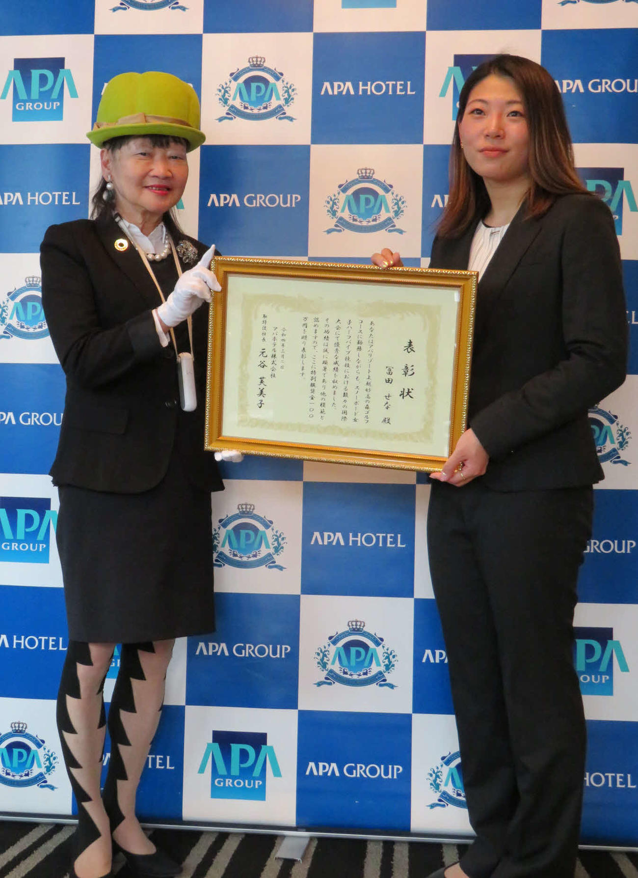 北京五輪スノーボード女子ハーフパイプ銅メダルの冨田せな（右）がアパホテル元谷社長から表彰状を授与された