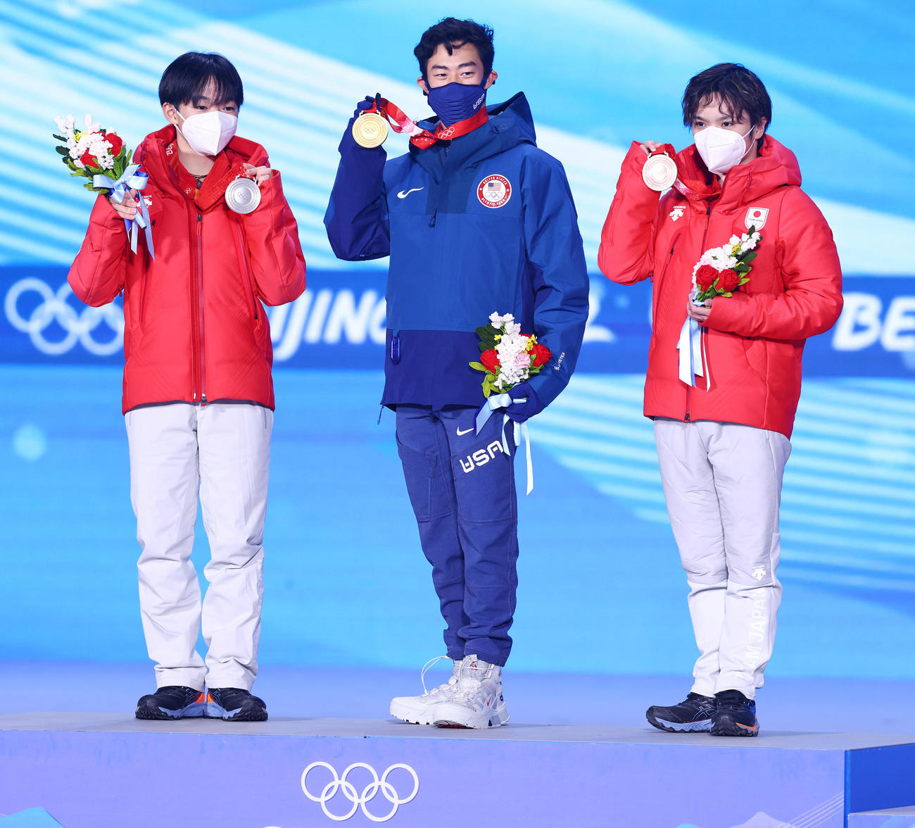フィギュアスケート男子のメダルセレモニーで写真に納まる銀メダルの鍵山（左）と金メダルのチェン（中央）と銅メダルの宇野（2022年2月10日撮影）