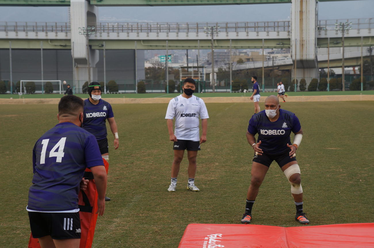 マスクをしたままタックル練習を行うコベルコ神戸スティーラーズの中島イシレリ（撮影・益子浩一）