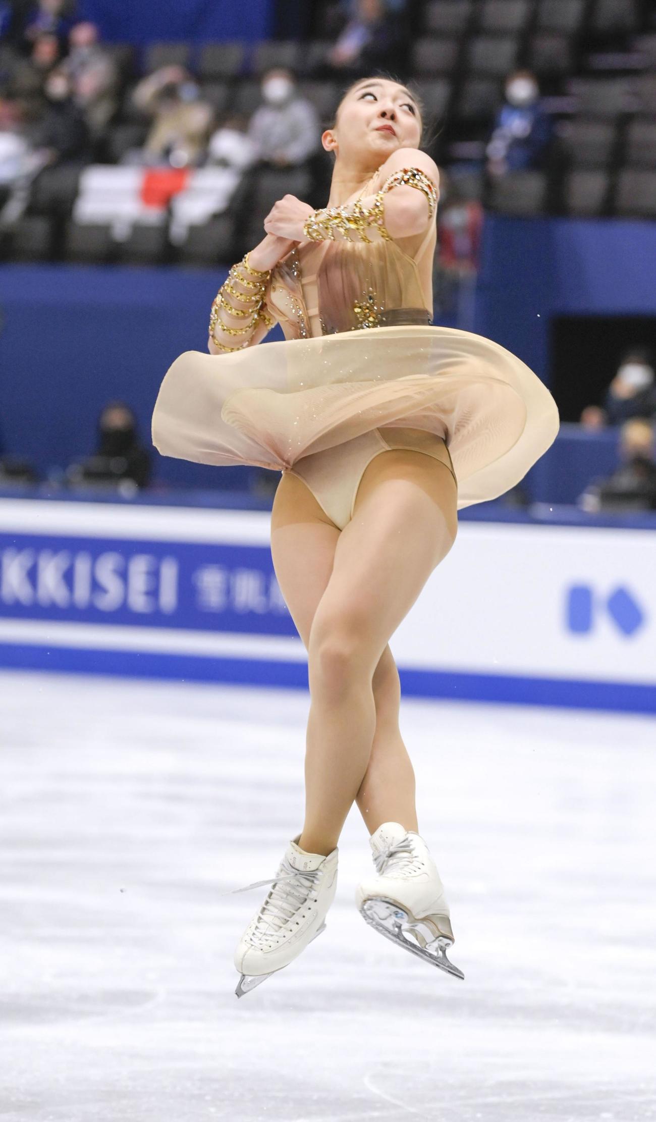 女子SPで首位に立った坂本花織（共同）