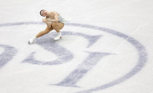 女子SPの演技を披露する樋口新葉（ロイター）