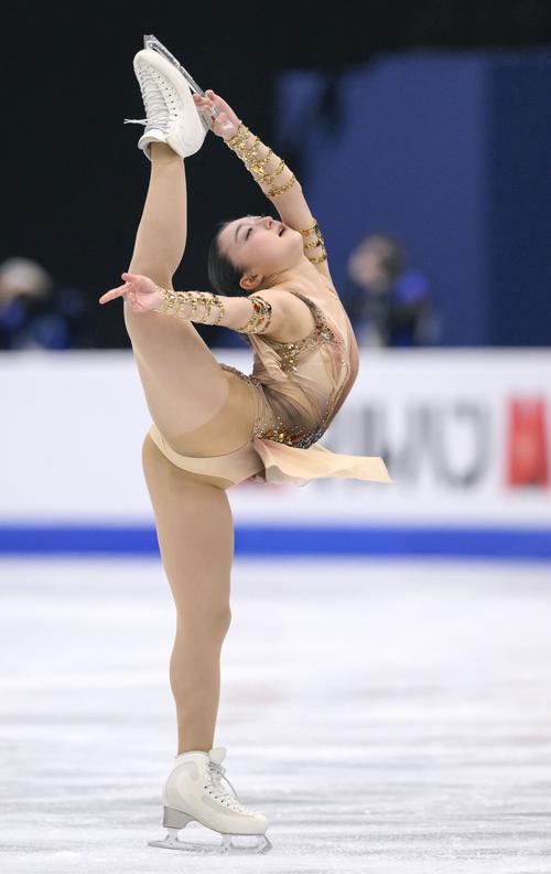 女子SPで首位に立った坂本花織（共同）