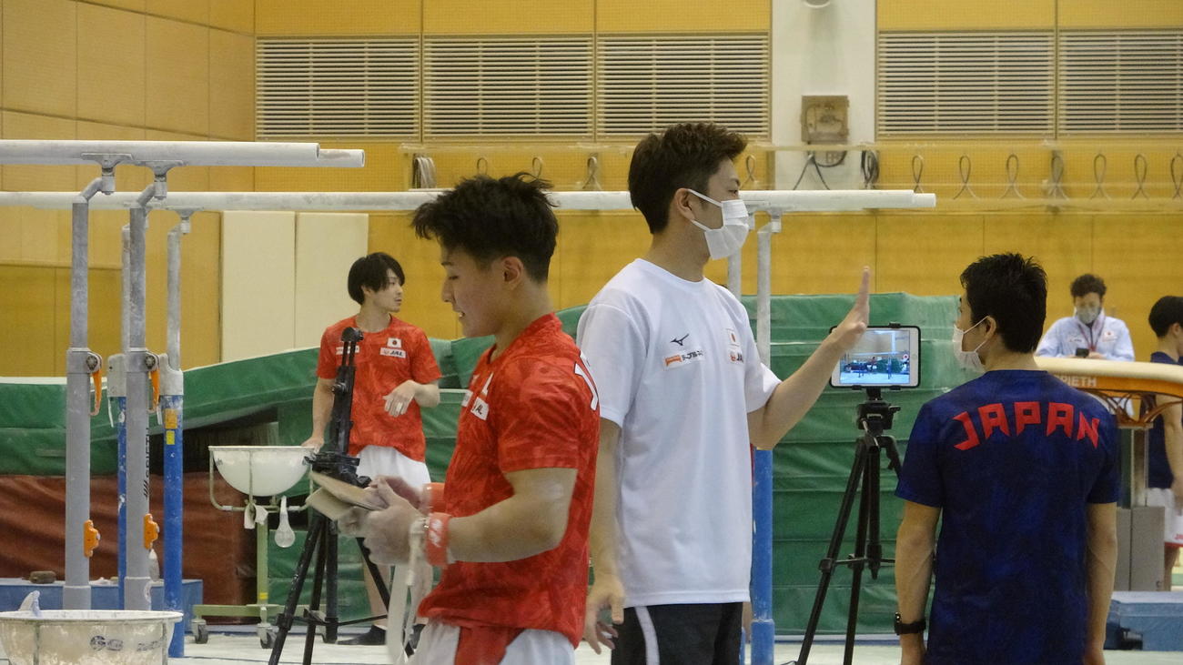 合宿に参加した内村（左）、北園（左から2人目）ら（C）日本体操協会