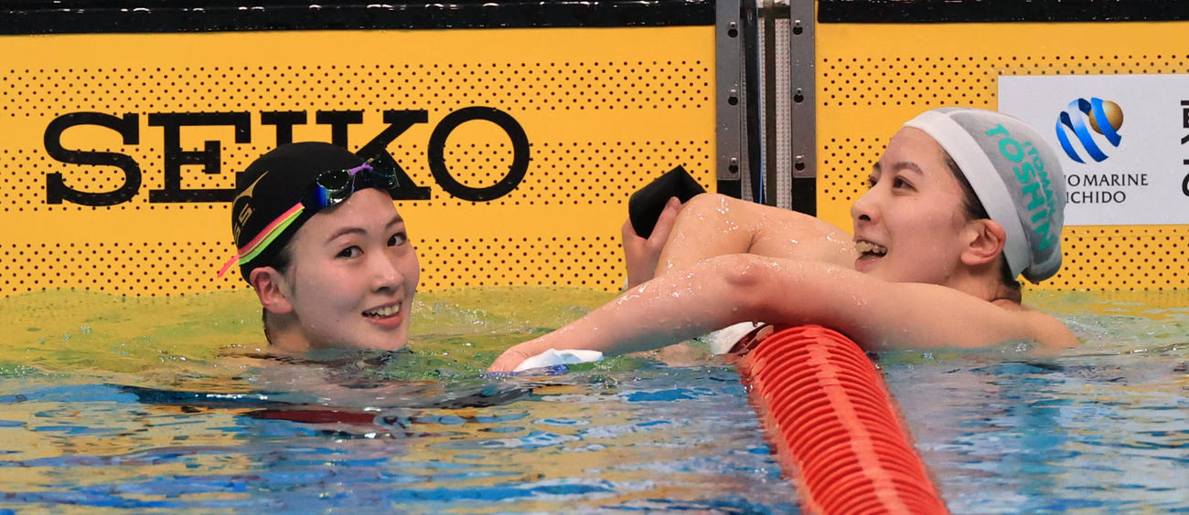 国際大会日本代表選手選考会　第2日　女子400メートル個人メドレー決勝　女子400メートル個人メドレーで優勝し、大橋（右）から祝福される谷川（代表撮影）