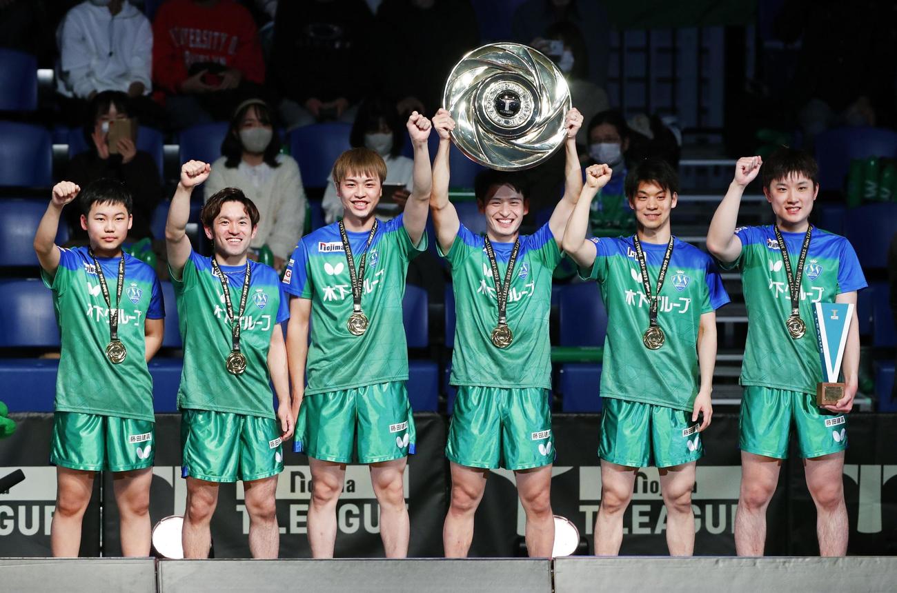 2季ぶり3度目の優勝を果たし、喜ぶ東京の選手たち（共同）