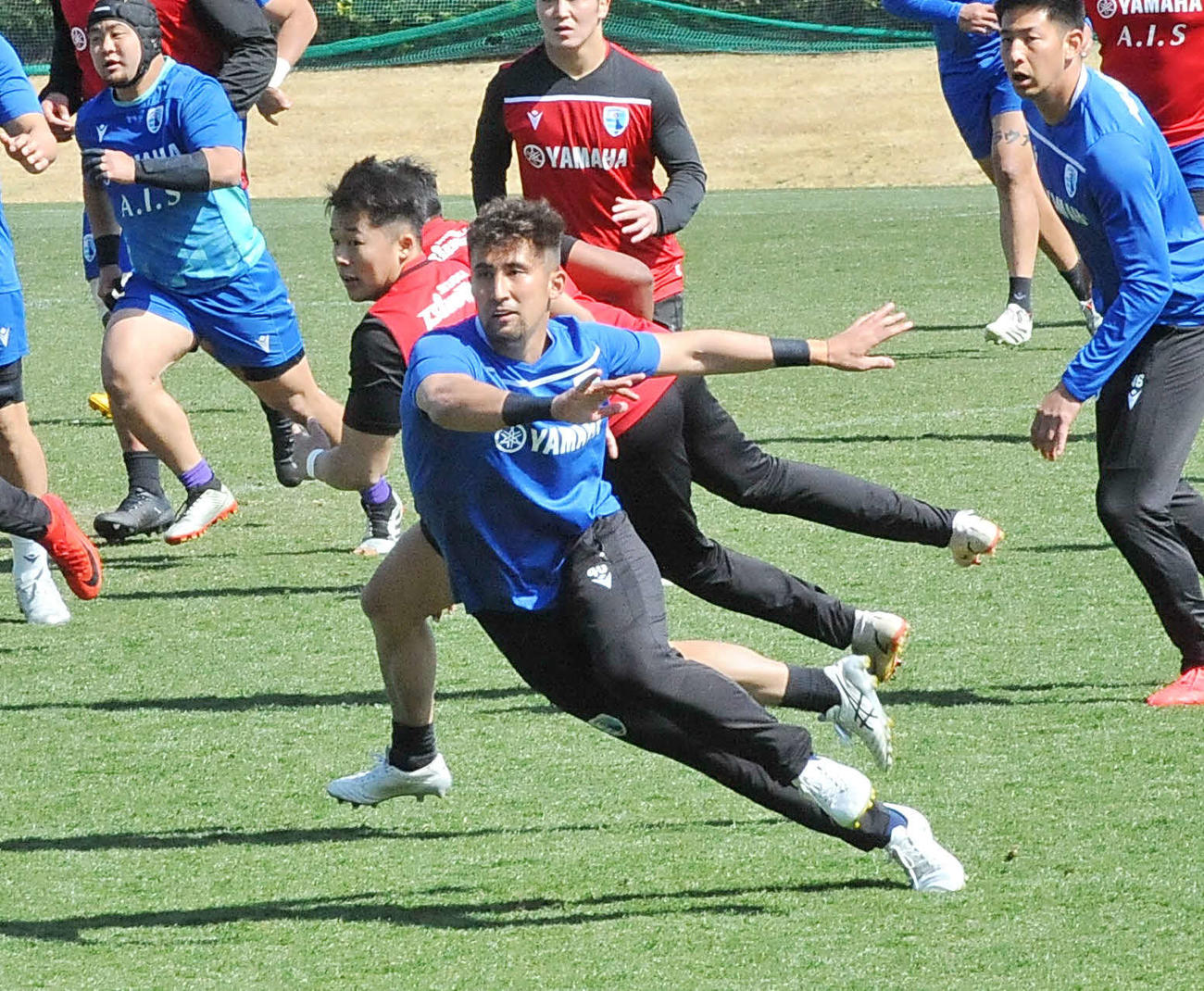 実戦練習でボールを追いかける静岡ブルーレヴズの中井（中央手前）