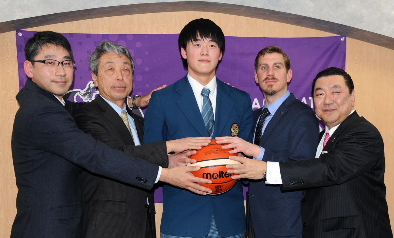 18年1月16日、B2山形初の特別指定選手になった羽黒・斎藤（中央）