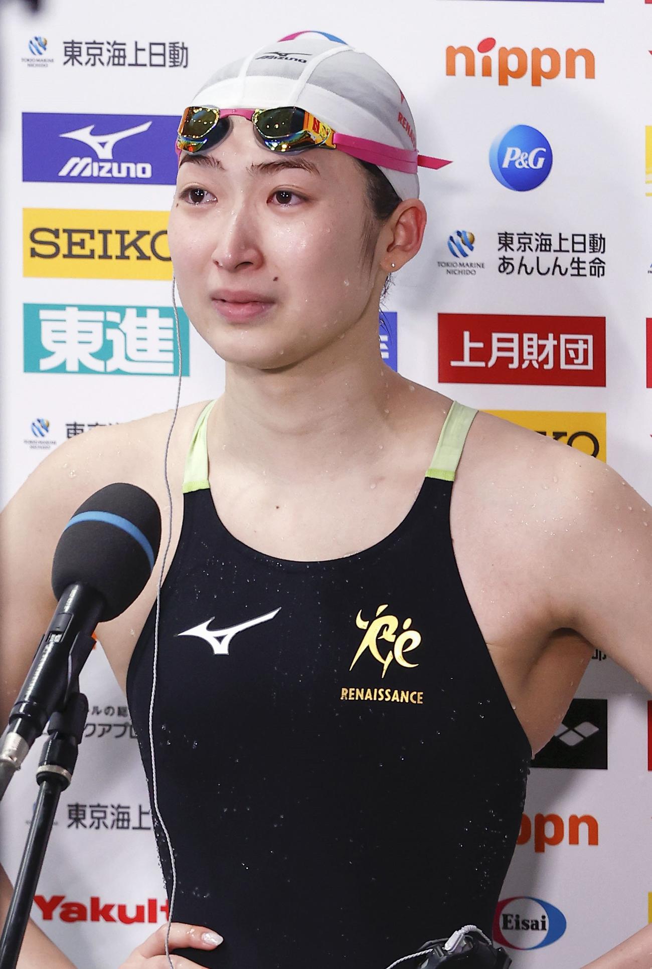 女子100メートル自由形決勝のレースを終え、インタビューに応じる池江（共同）