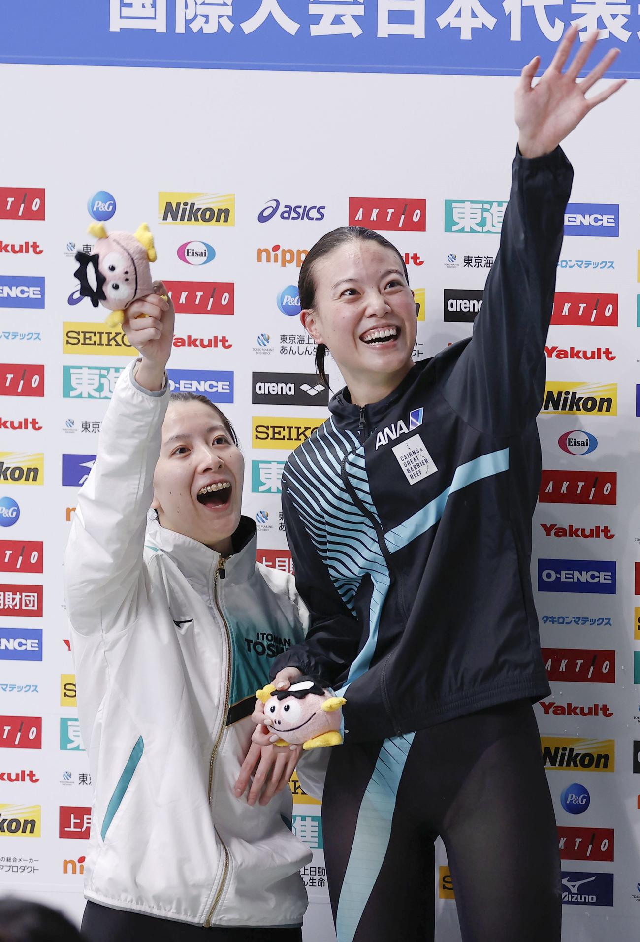 女子200 メートル 個人メドレー決勝を終え、観客席に手を振る大橋悠依（左）と大本里佳（共同）