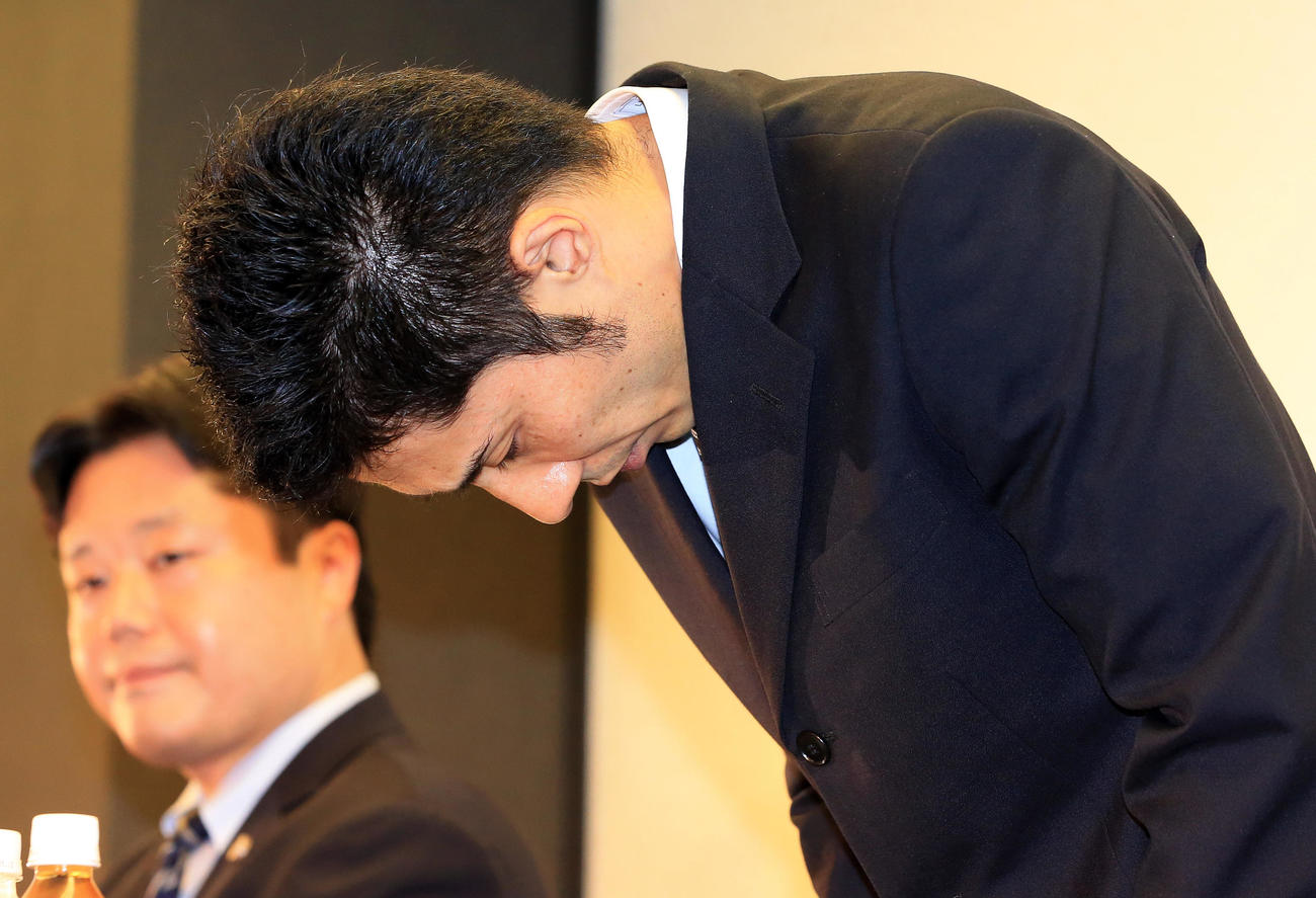 2018年9月5日、謝罪会見の冒頭で、何度となく頭を下げた速見佑斗氏（右）