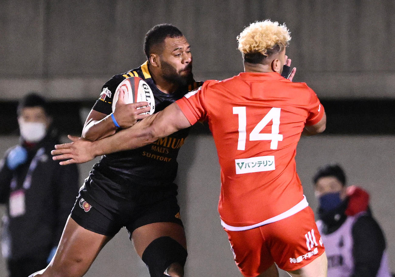 東京SG対神戸　後半、東京SGのCTBサム・ケレビ（左）は神戸WTBアタアタ・モエアキオラをハンドオフで突き放す（撮影・滝沢徹郎）