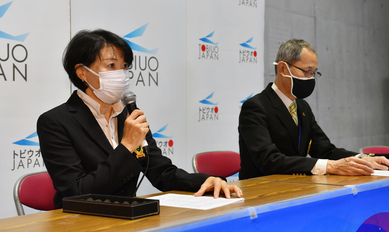 AS日本選手権の記者発表をする日本水泳連盟の本間委員長（左）と鈴木常務理事（撮影・柴田隆二）