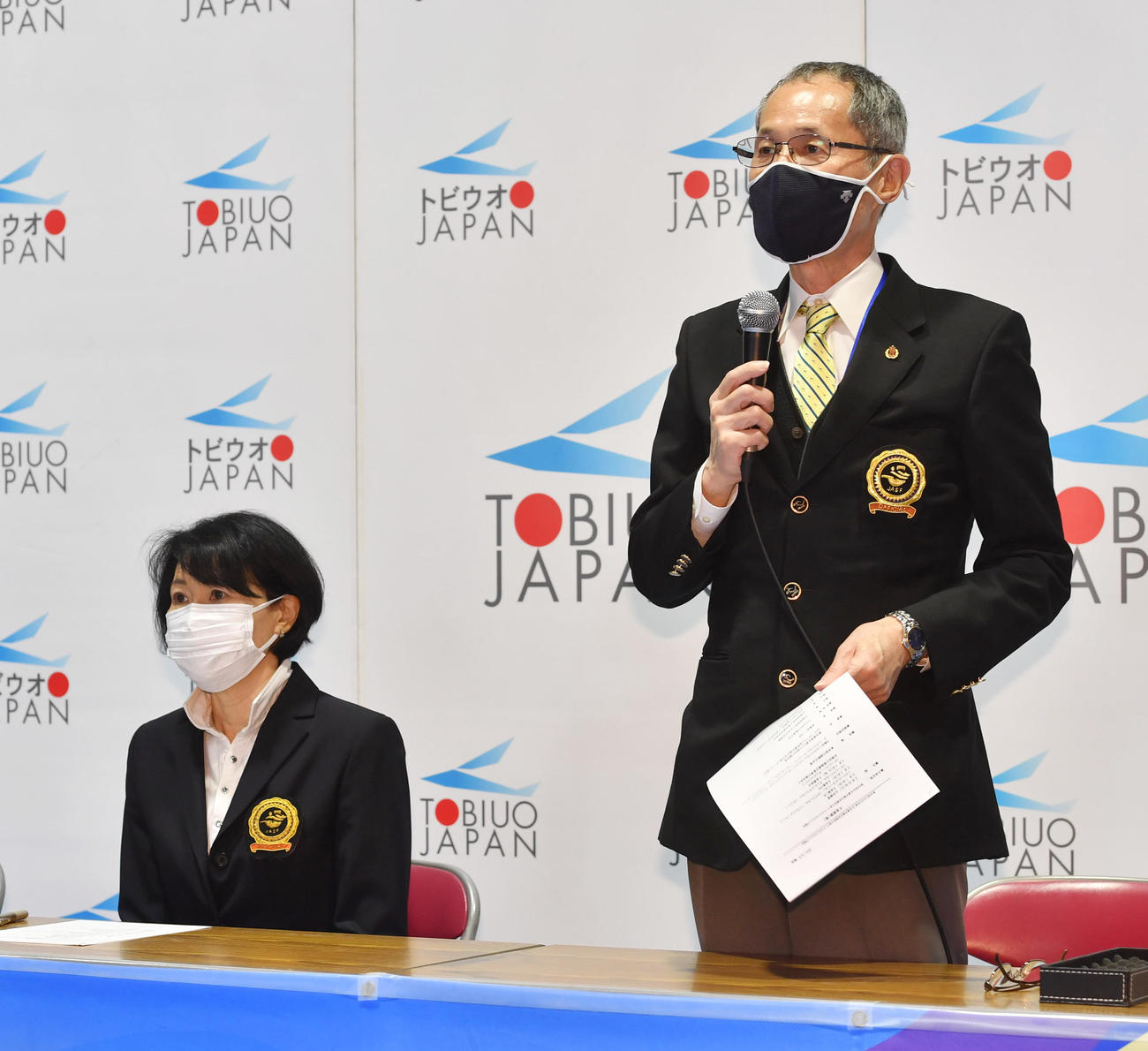 AS日本選手権の記者発表をする日本水泳連盟の本間委員長（左）と鈴木常務理事（撮影・柴田隆二）