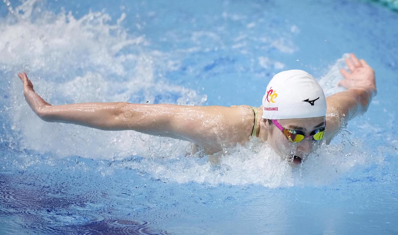 女子100メートルバタフライ決勝、力泳する池江（代表撮影）