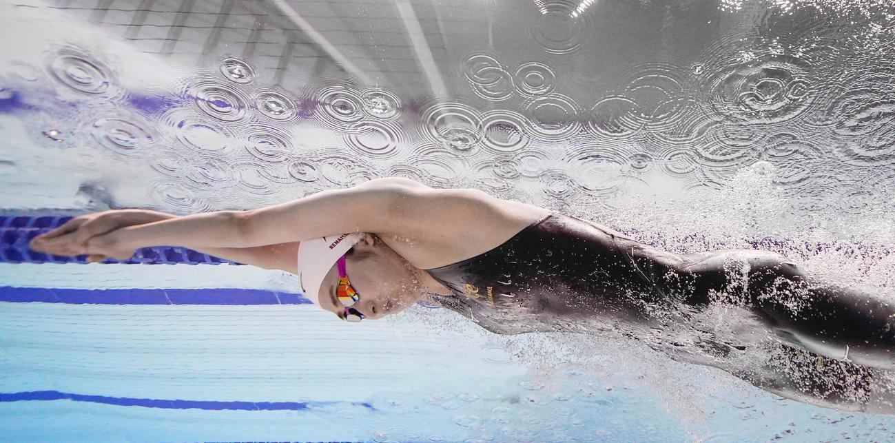 女子100 メートル バタフライ決勝　スタートし、浮上する池江璃花子（共同）