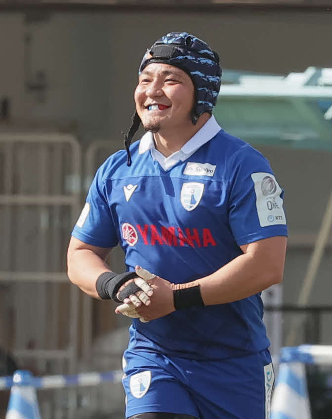 東京ベイ対静岡　試合前に公式戦100試合出場を祝福され、笑顔を見せる静岡フッカー日野（撮影・野上伸悟）
