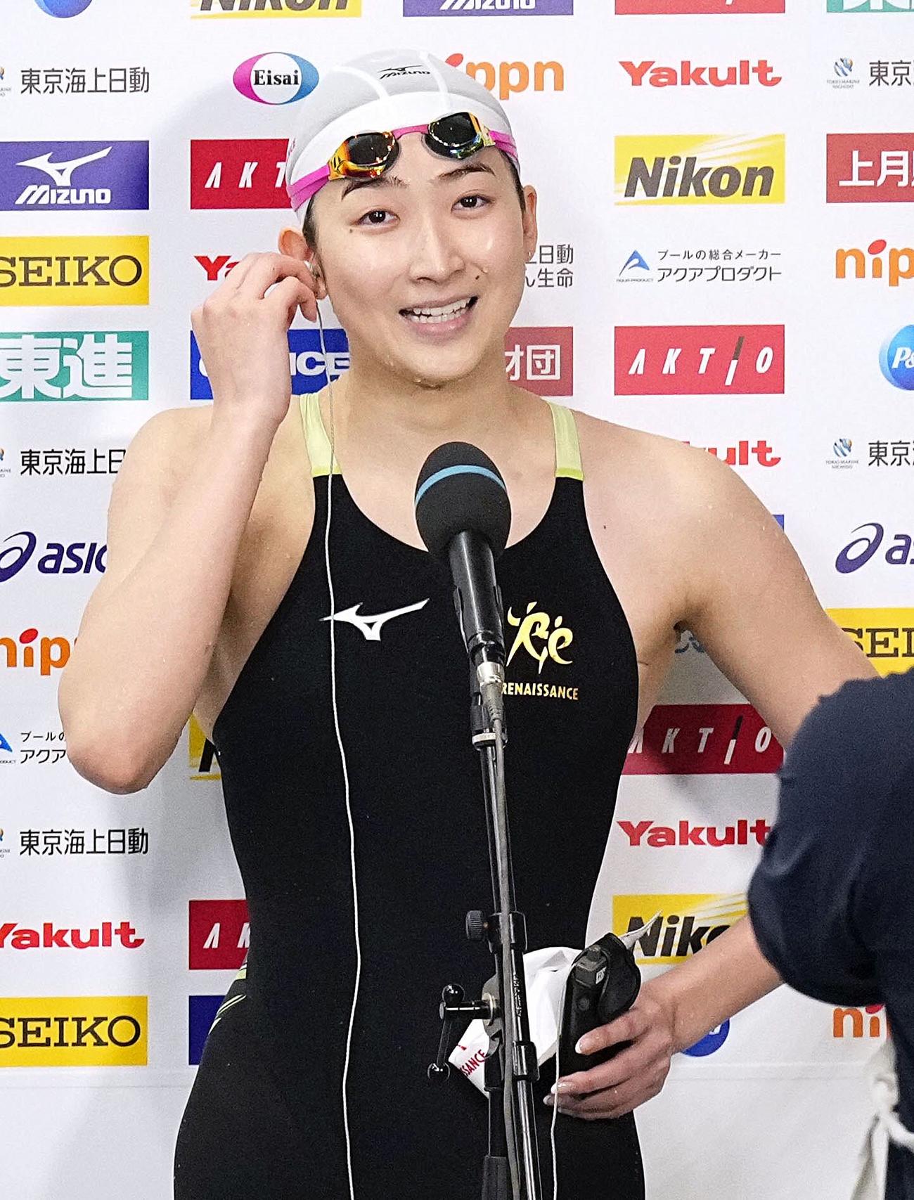 女子100メートルバタフライ決勝のレースを終え、インタビューに答える池江（代表撮影）
