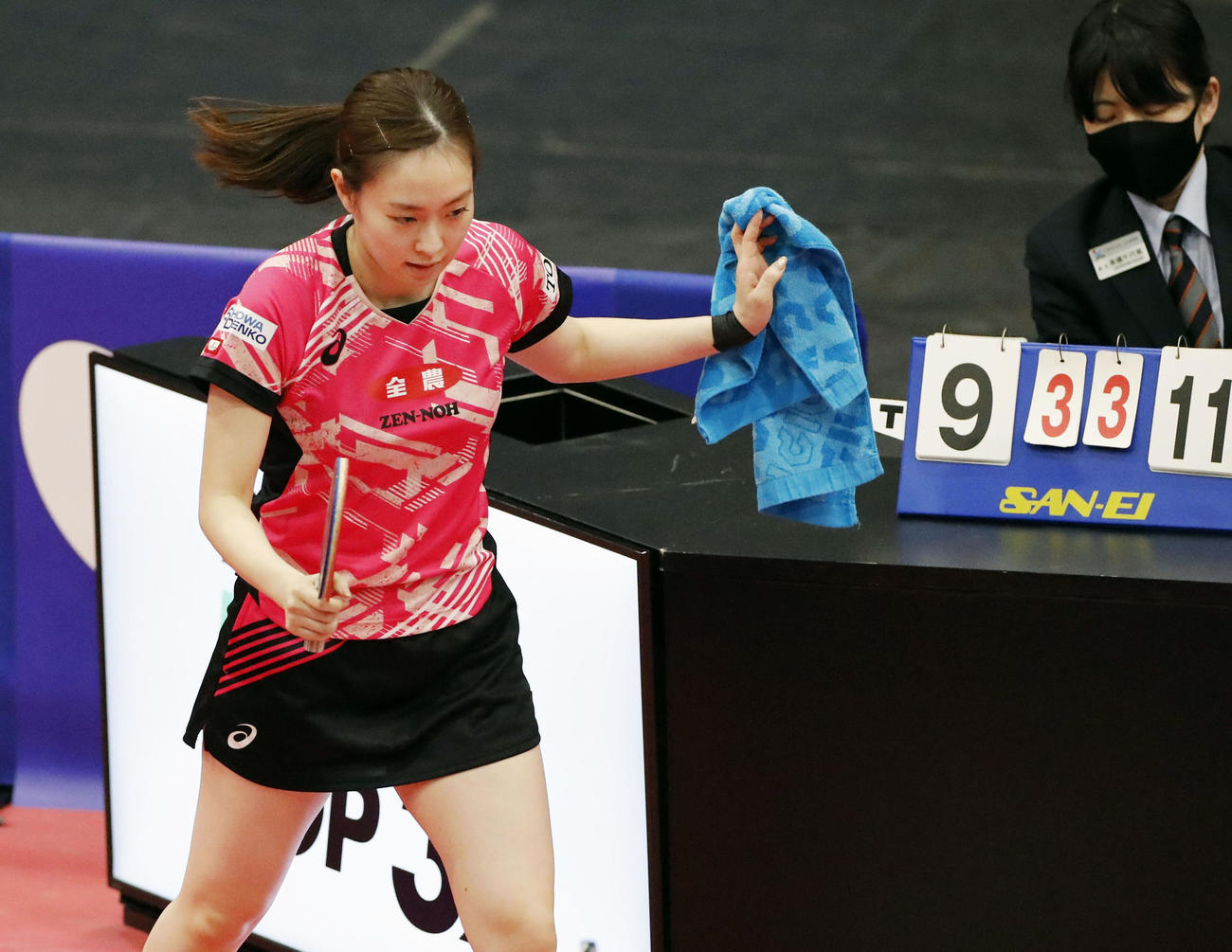 女子シングルス準々決勝を終え、引き揚げる石川佳純（共同）