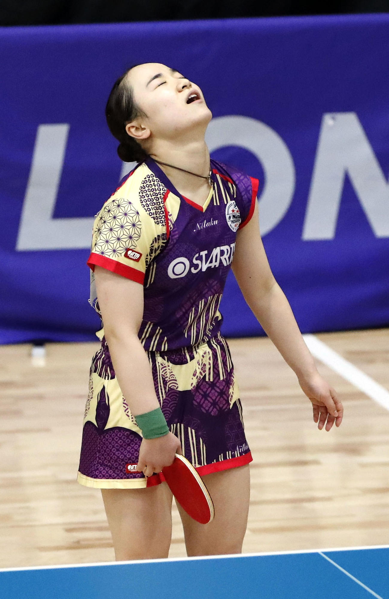 女子シングルス準々決勝で敗れ、肩を落とす伊藤美誠（共同）