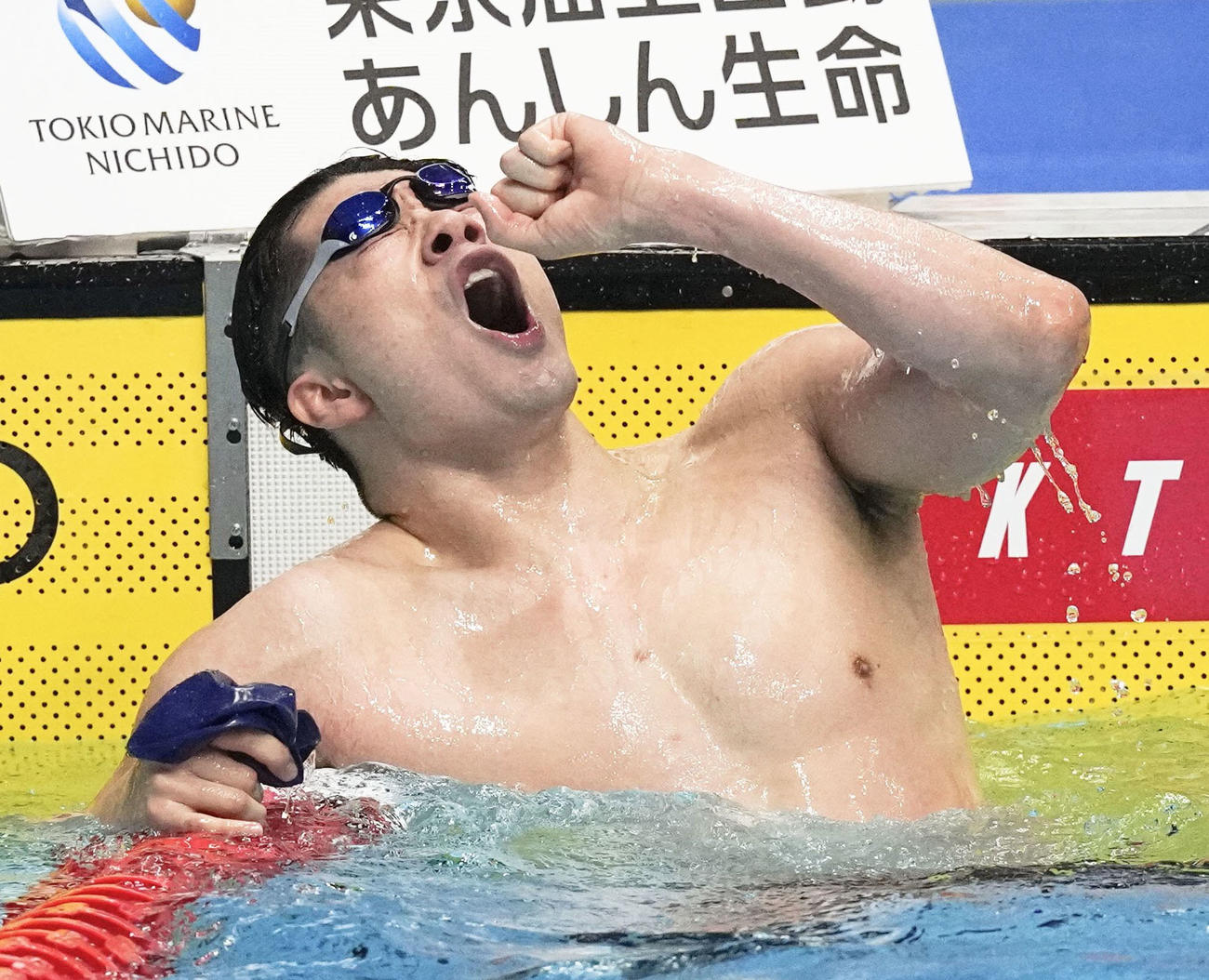 男子100 メートル バタフライを日本新で制し、雄たけびを上げる水沼尚輝（共同）