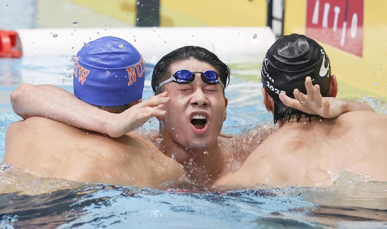 男子100 メートル バタフライを日本新で制し、喜ぶ水沼尚輝（中央＝共同）