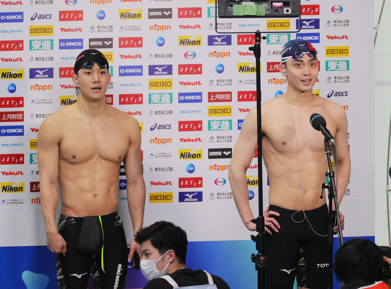 男子200メートル平泳ぎで代表内定した花車（右）と武良（代表撮影）