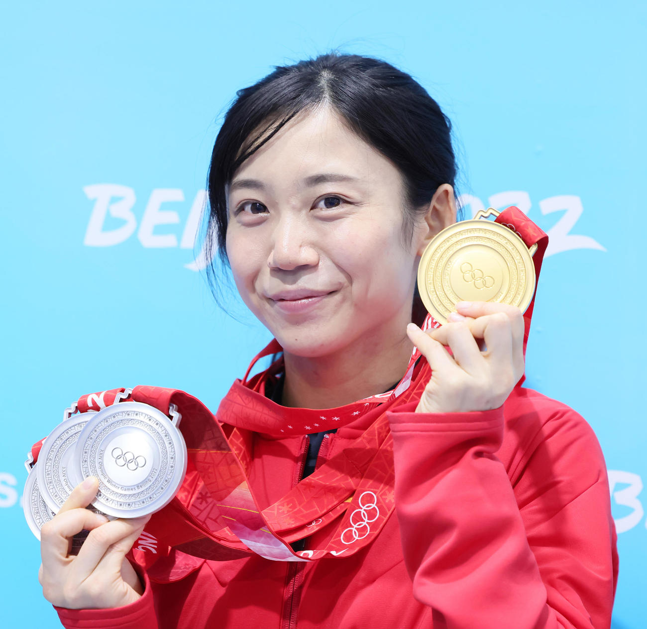 北京五輪　スピードスケート女子500メートルメダルセレモニー　高木美帆は獲得したすべてのメダルを手に笑顔（2022年2月18日撮影）